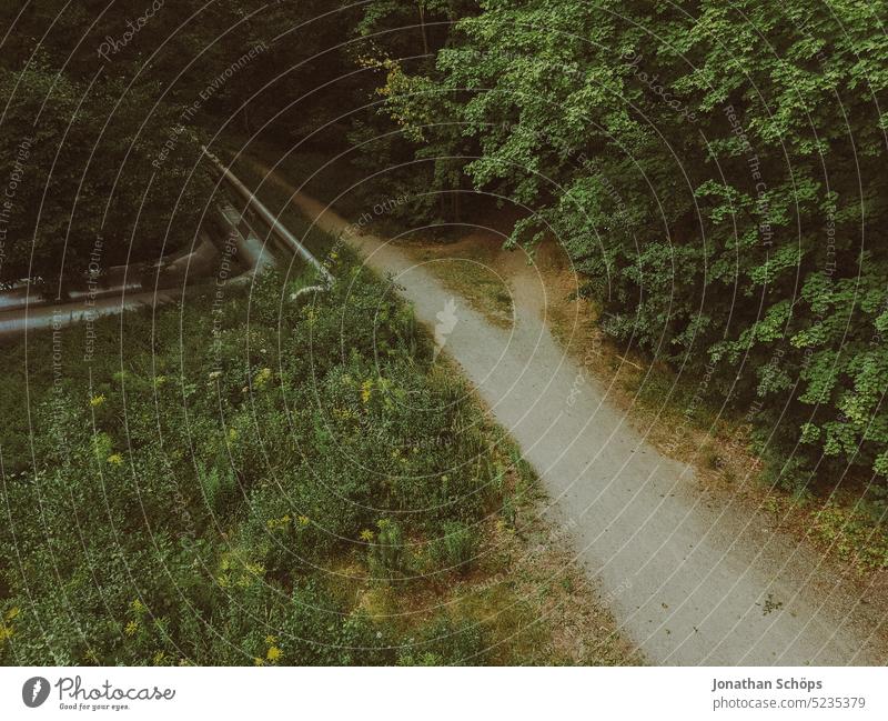 Wanderweg im Wald Draufsicht Vogelperspektive wandern Weg laufen Rohre Fernwärme Waldweg Spaziergang Erholung Wege & Pfade Weggabelung Abzweigung