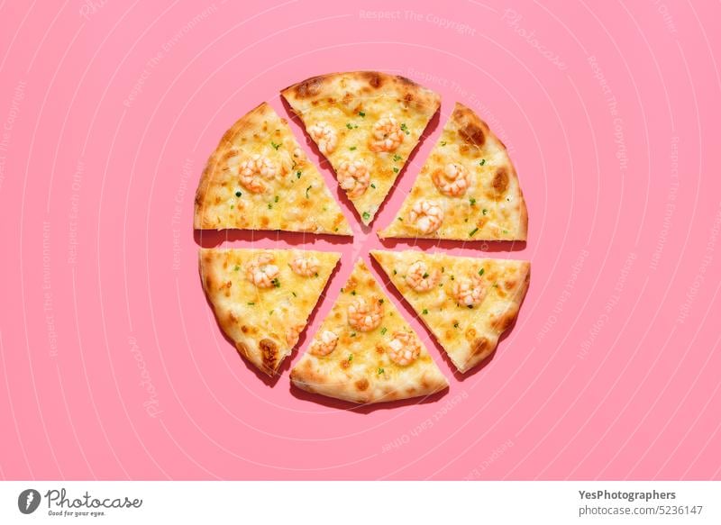 Pizzascheibe mit Krabben, Ansicht von oben auf einem rosa Hintergrund gebacken hell Käse Farbe Textfreiraum Kruste Küche lecker Design Diät Abendessen Speise