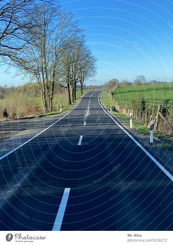 Landstraße Straßenrand Fahrbahn leere Straße Autofahren unterwegs Roadmovie Mittelstreifen Fahrbahnmarkierung Straßenverkehr Asphalt Verkehrswege Wege & Pfade