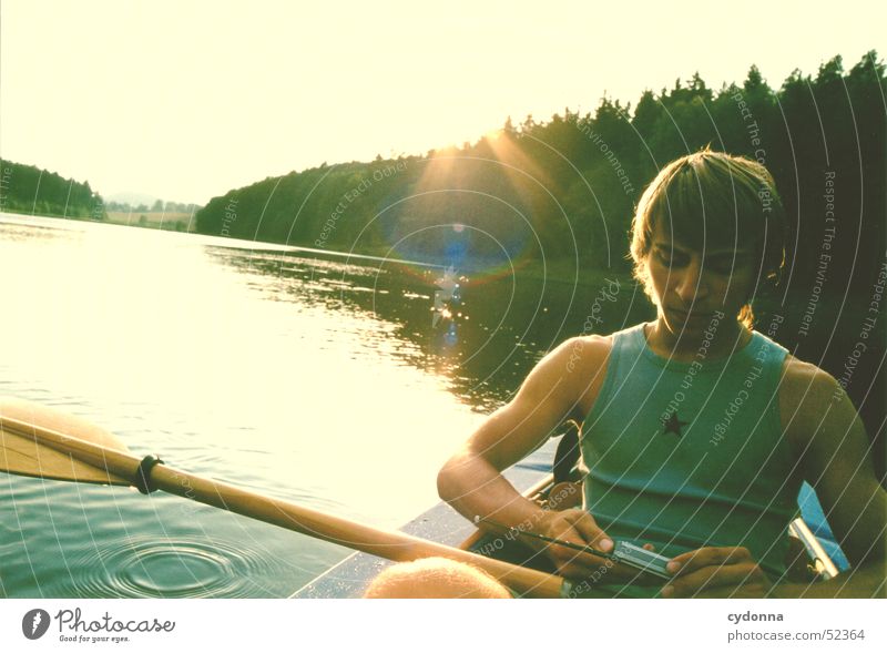 Kein Empfang? Wasserfahrzeug See Stausee Paddel Mann Sommer Wald Aktion Mensch Radio Sonne Ausflug Versuch