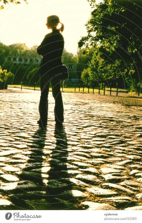 Standbild Licht Sommer grün Park Strahlung Saale schwarz Silhouette unterwegs Aktion Mensch Gefühle Schatten Lagerhalle Sonne Natur Pflastersteine stehen