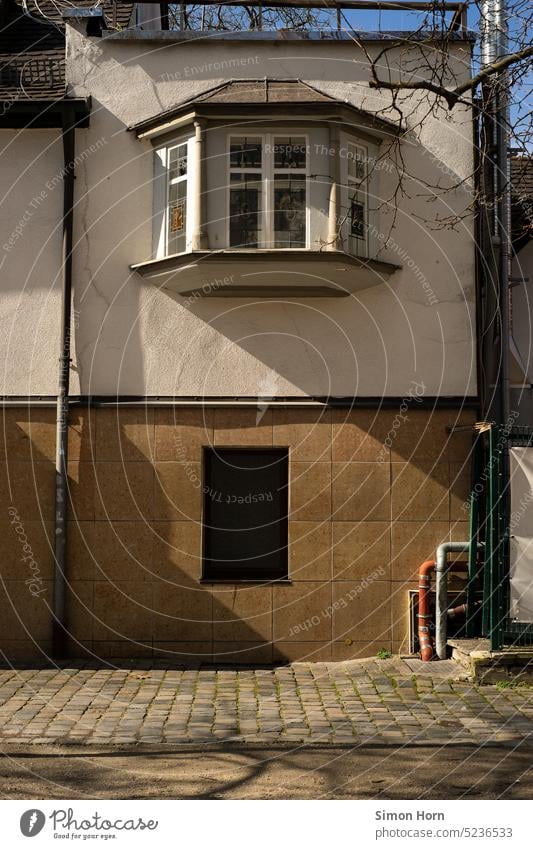 Haus mit Erker Fenster Hof Hinterhof stilvoll Stilelement Wohnung Wohnraum Fassade Stadt Innenhof Altbau verborgen Versteck Rückzugsort Sicherheit wohnen Wand