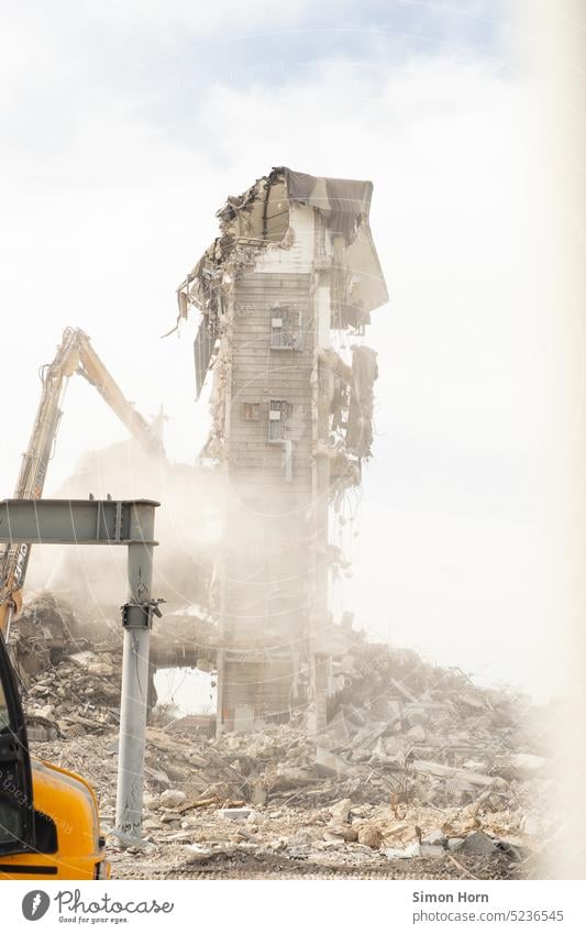 Ruine der Moderne Abrissgebäude Industrie Strukturwandel Himmel Wolken Dunst Staub Abbruch Reste Wandel & Veränderung abrissreif Baustelle Demontage Zerstörung