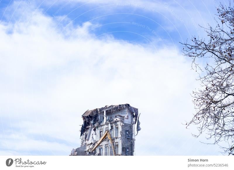 Ruine der Moderne Abrissgebäude Industrie Strukturwandel Himmel Wolken Dunst Staub Abbruch Reste Wandel & Veränderung abrissreif Baustelle Demontage Zerstörung