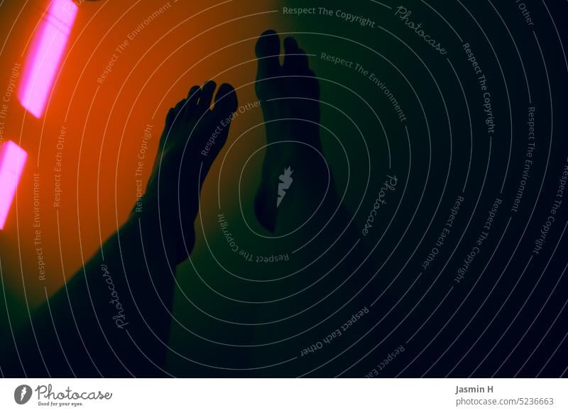 Füsse - buntes Licht Füsse baumeln lassen Ferien & Urlaub & Reisen Fuß Füße Barfuß Mensch orange grün pink Farbfoto freiraum unten Freiraum rechts