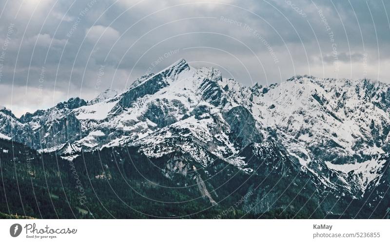 Blick auf das Wettersteingebirge in den Bayerischen Alpen, Deutschland Berge Gebirge Bergmassiv Landschaft Bayern Felsen hoch karg Schnee schneebedeckt Gipfel