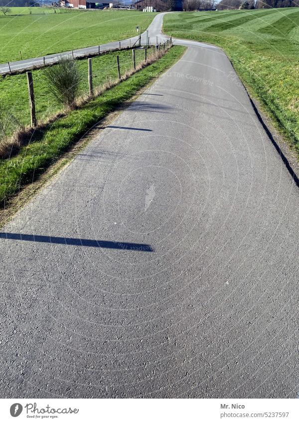 Landstraße Straßenrand Fahrbahn leere Straße Roadmovie Autofahren unterwegs Asphalt Wege & Pfade Verkehrswege Straßenverkehr Landschaft on the road außerorts