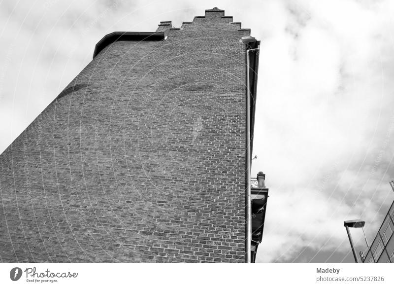 Altbau mit Mauerwerk aus Backstein und Treppengiebel am Merianplatz in der Berger Straße im Nordend von Frankfurt am Main in Hessen in neorealistischem Schwarzweiß