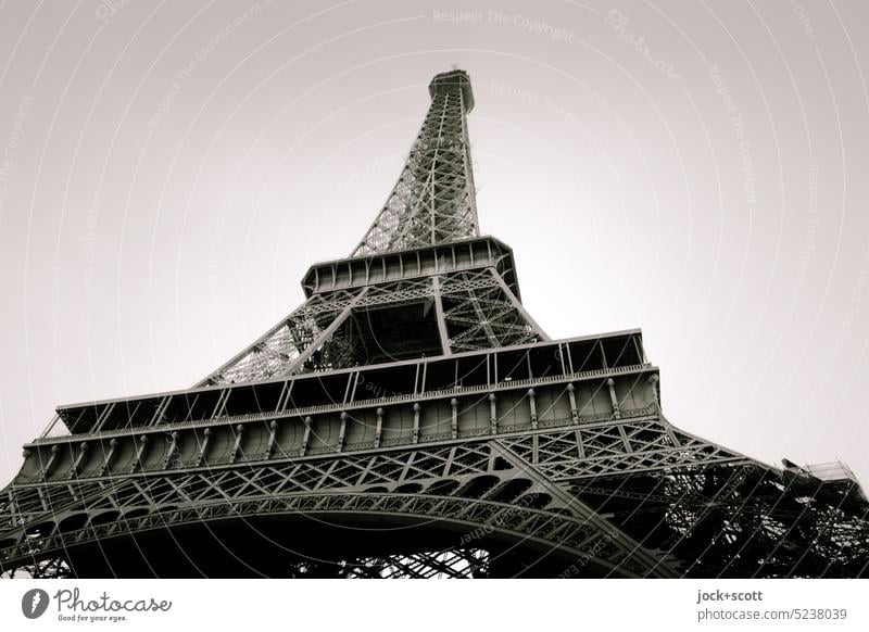 den Eiffelturm von unten her gesehen Wahrzeichen Paris Turm historisch Monochrom Frankreich Sehenswürdigkeit Tour d'Eiffel Froschperspektive Konstruktion