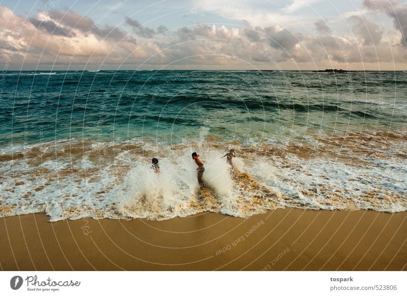 Strand Wellness harmonisch Wohlgefühl Zufriedenheit Erholung Schwimmen & Baden 3 Mensch Urelemente Wasser Wolken Sonne Sommer Wellen Küste Bucht Sri Lanka Asien