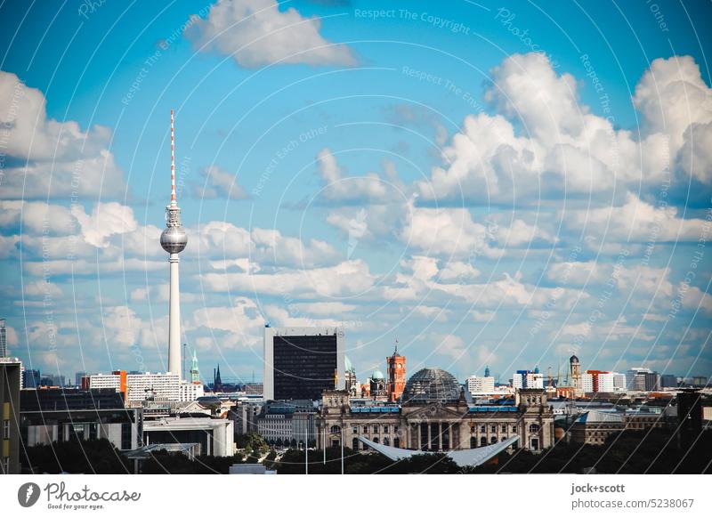 Wolkig mit Aufheiterungen in Berlin Berliner Fernsehturm Reichstag Wahrzeichen Himmel Berlin-Mitte Stadtzentrum Großstadt Deutschland Blauer Himmel Sonnenlicht