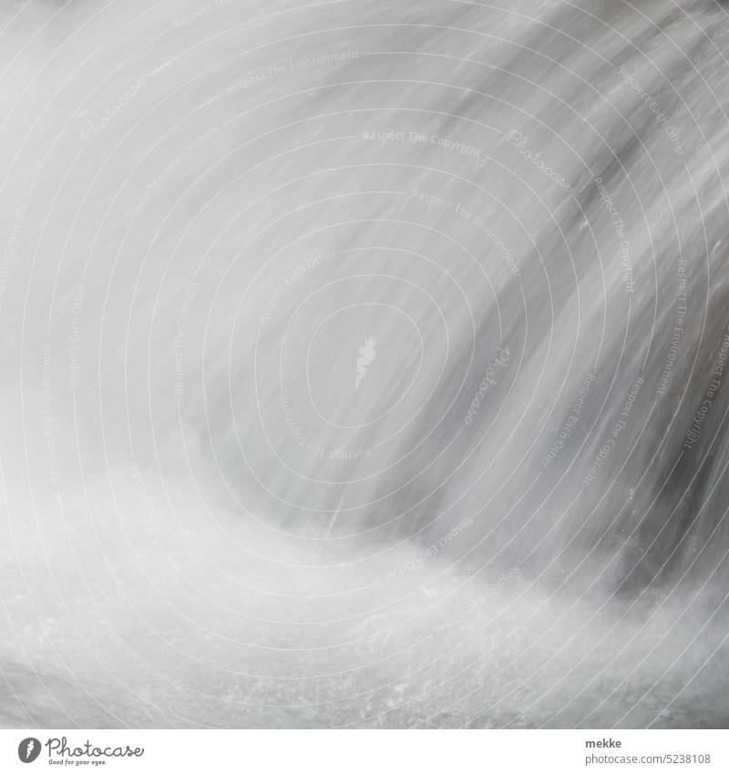 Es plätschert dahin am rauschende Bach Wasser Fluss Wasserfall Natur Felsen fließen Stein nass Urelemente natürlich Berge u. Gebirge wild Kraft Wasserkraft