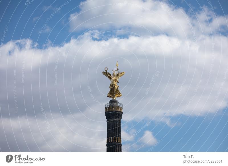 Siegessäule in Berlin Tiergarten Himmel Denkmal Goldelse Hauptstadt gold großer stern Deutschland viktoria Figur Wahrzeichen Berlin-Mitte blattgold menschenleer