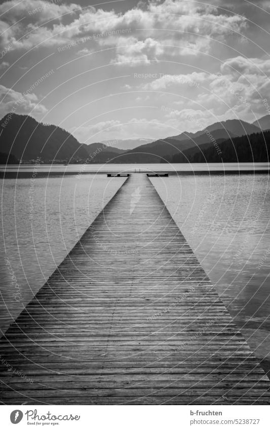 Holzsteg bei einem Gebirgssee Steg Wasser See Natur Landschaft Idylle ruhig Seeufer Himmel Außenaufnahme Erholung Berge u. Gebirge Fuschlsee Österreich