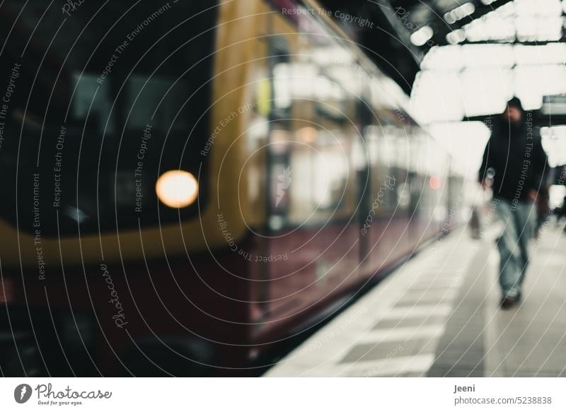 Bahnsteig mit S-Bahn Hauptstadt Berlin ÖPNV Öffentlicher Personennahverkehr Gleise Bahnhof warten Stadt gehen Mensch Verkehr verschwommen Unschärfe anonym Mann