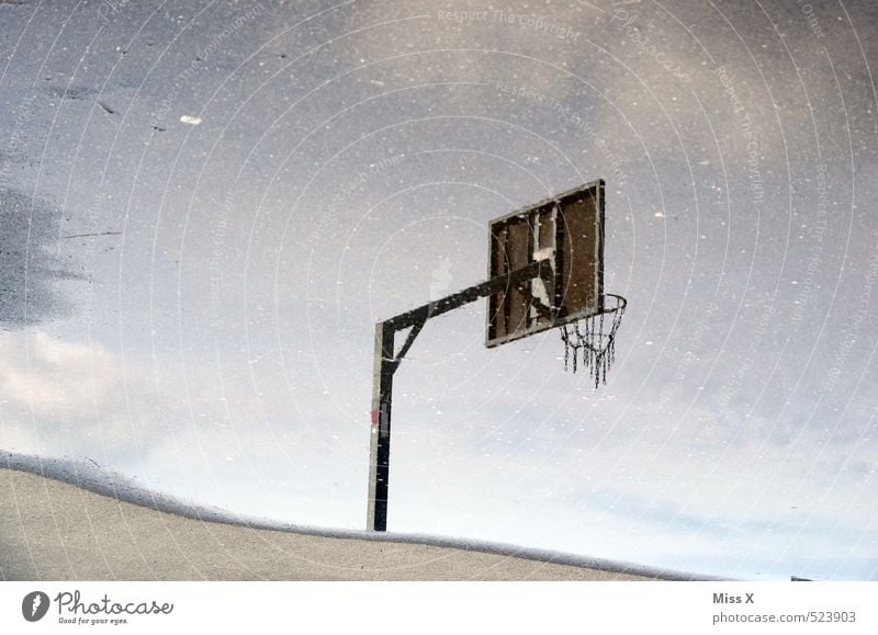 Spiegel Sport Ballsport Sportstätten Wasser schlechtes Wetter Regen nass Basketballkorb Spielfeld Pfütze Farbfoto Außenaufnahme Menschenleer Textfreiraum links