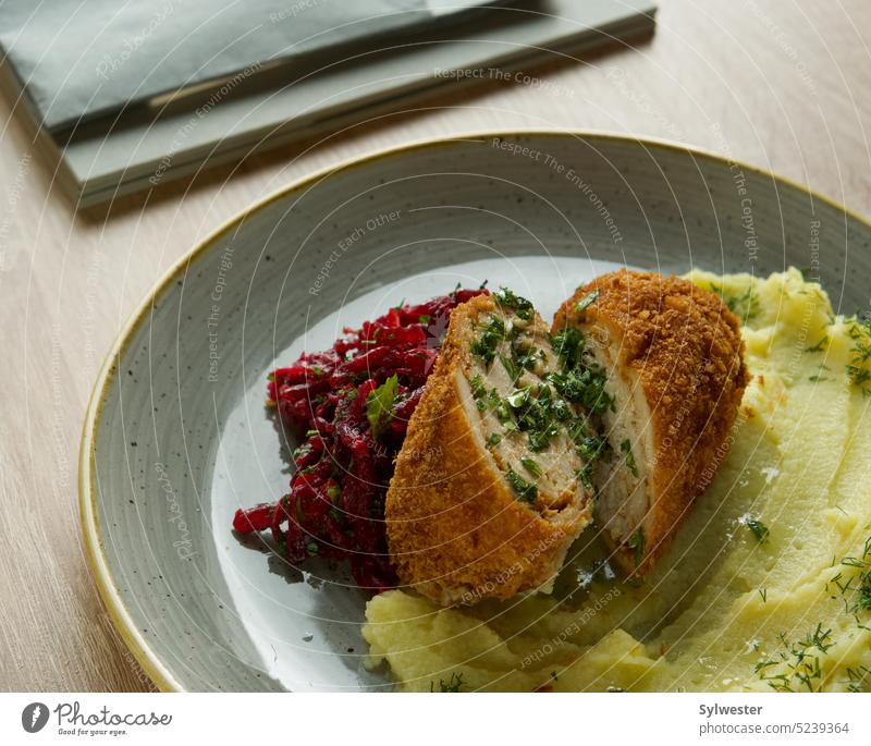 paniertes Hähnchen Brust Mittagessen gekocht Abendessen Lebensmittel Essen zubereiten Mahlzeit Fleisch Restaurant Filet Hühnerfleisch gebackenes Huhn