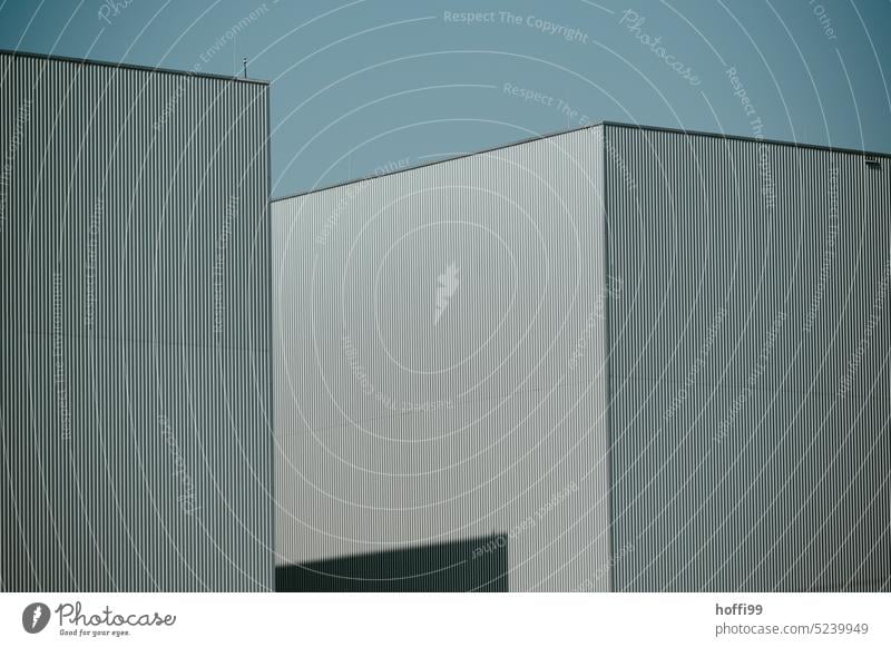 Platzhirsche der Warenströme - das Lager am Lager Lagerplatz Fabrikhalle Industriefotografie Industrieanlage Architektur Fassade Gebäude Handel Versand Halle