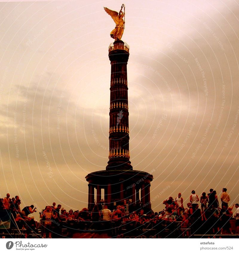 Siegessäule (Love Parade 2002) Mensch Berlin Abend