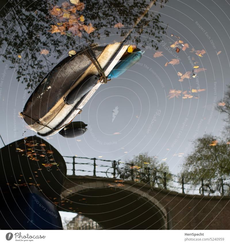 Gesunkenes Boot in holländischer Gracht Wrack gesunken untergegangen Vergänglichkeit Niederlande Amsterdam Wasserspiegelung Wasseroberfläche Kanal Gebäude