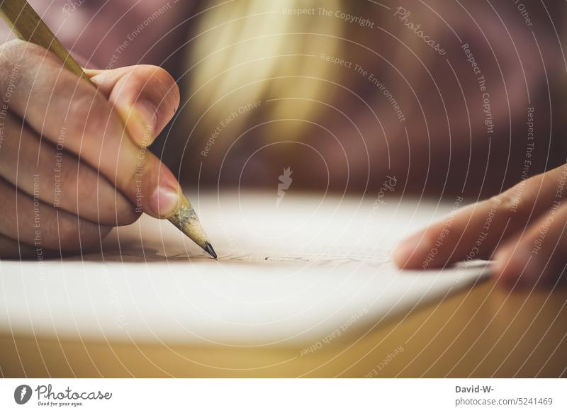 Kind bei den Hausaufgabe Stift lernen Schule Bleistift schreiben Bildung Mädchen Hand Schulkind Papier Zettel Hausaufgaben Grundschule