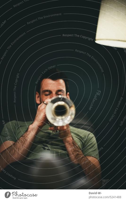 Trompeter spielt mit geschlossenen Augen auf seinem Instrument Musiker fühlen musizieren Klang musikalisch Melodie Jazz Gefühlvoll lässig Musikinstrument Ton