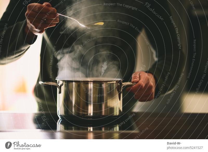 Mann in der Küche am Essen kochen Hausmann Kochtopf Nudeln Ernährung Topf Essen zubereiten heiß dampf qualm Herd & Backofen