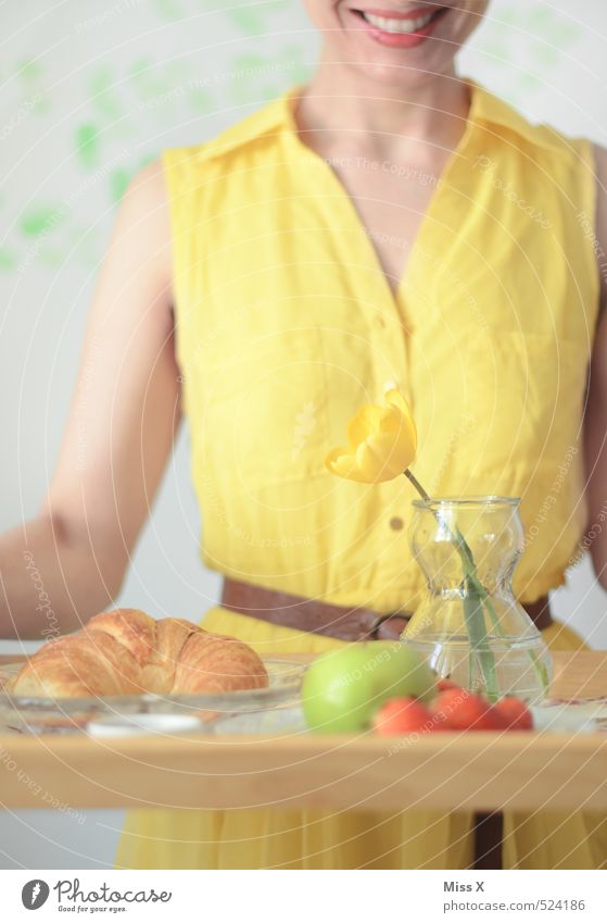 Vorne scharf Frucht Teigwaren Backwaren Croissant Frühstück Kaffeetrinken Büffet Brunch schön Gesunde Ernährung Mensch feminin Frau Erwachsene 1 18-30 Jahre