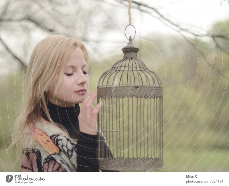 Goldener Käfig schön ruhig Meditation Mensch feminin Frau Erwachsene 1 18-30 Jahre Jugendliche Park Wald Gefühle Stimmung träumen Sehnsucht Enttäuschung