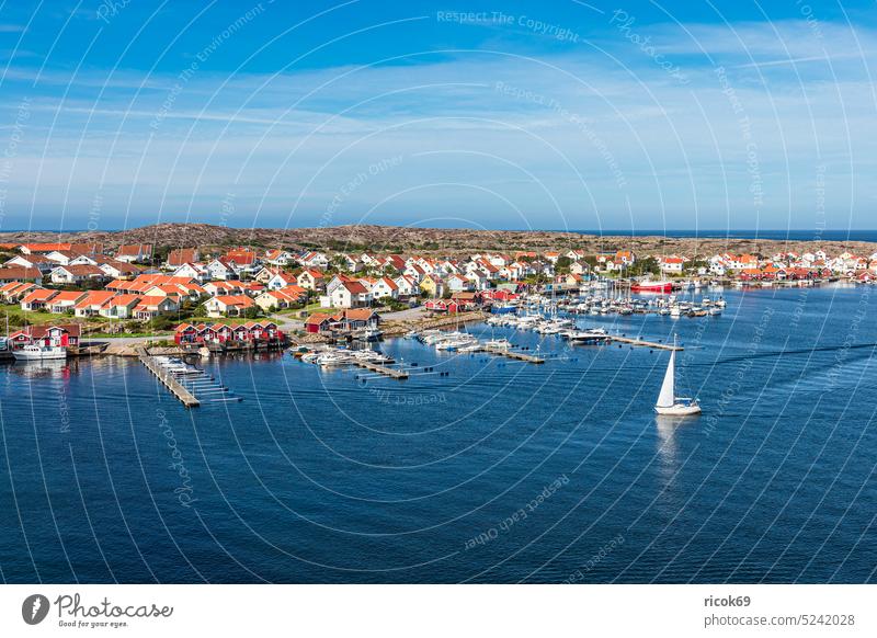 Blick auf die Insel Smögen in Schweden Schären Schärengarten Sotenäs Meer Küste Nordsee Skagerrak Hafen Boot Schiff Motorboot Segelboot Bootshaus