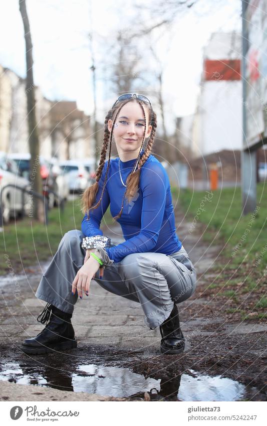 Ab gehts in den Club! Junge Frau im Techno-Outfit, bereit für die Party im Berghain ;) Porträt Mode Partystimmung Individualität Kreativität technomusik