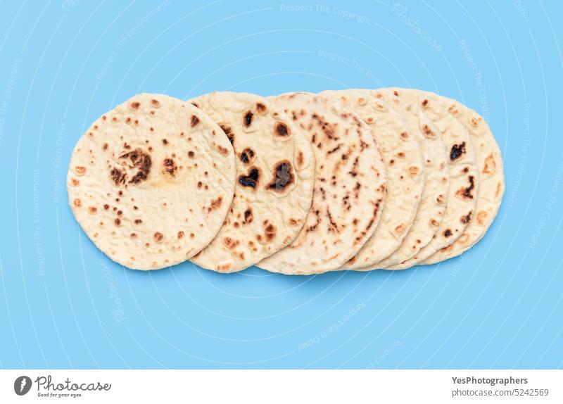 Hausgemachtes Fladenbrot auf einem blauen Tisch. Ansicht von oben mit einem Stapel Naan-Brot. Afghane arabisch angeordnet asiatisch Hintergrund gebacken