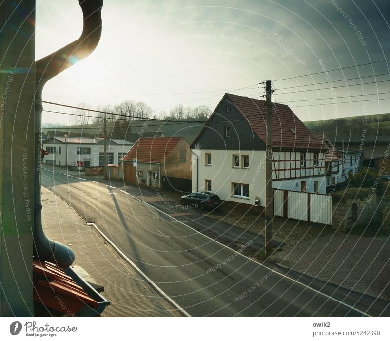 Kurz nach 7 Dorfidylle Dorfstraße Straßenbeleuchtung Menschenleer Morgen Sonnenlicht Farbfoto Sonnenaufgang Gedeckte Farben Häuser bevölkert Wintermorgen