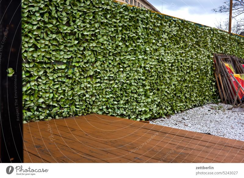 Leerer Biergarten architektur Außengastronomie Bar Berlin biergarten Café chillen Großstadt deutschland freizeit Hauptstadt Himmel hochhaus innenstadt Kiez