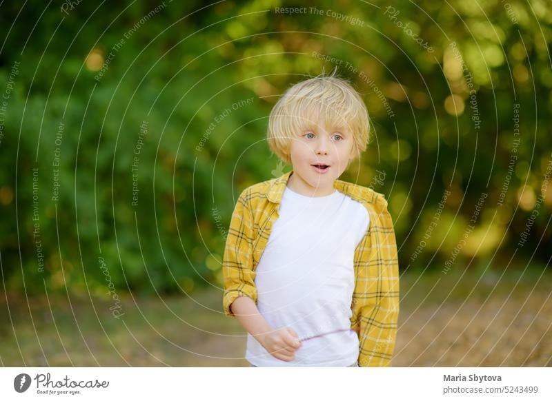 Porträt eines fröhlich lächelnden Vorschulkindes in den Sommerferien an einem sonnigen Tag. Konzept der Freiheit, glückliche Kindheit und grenzenlose Möglichkeiten.