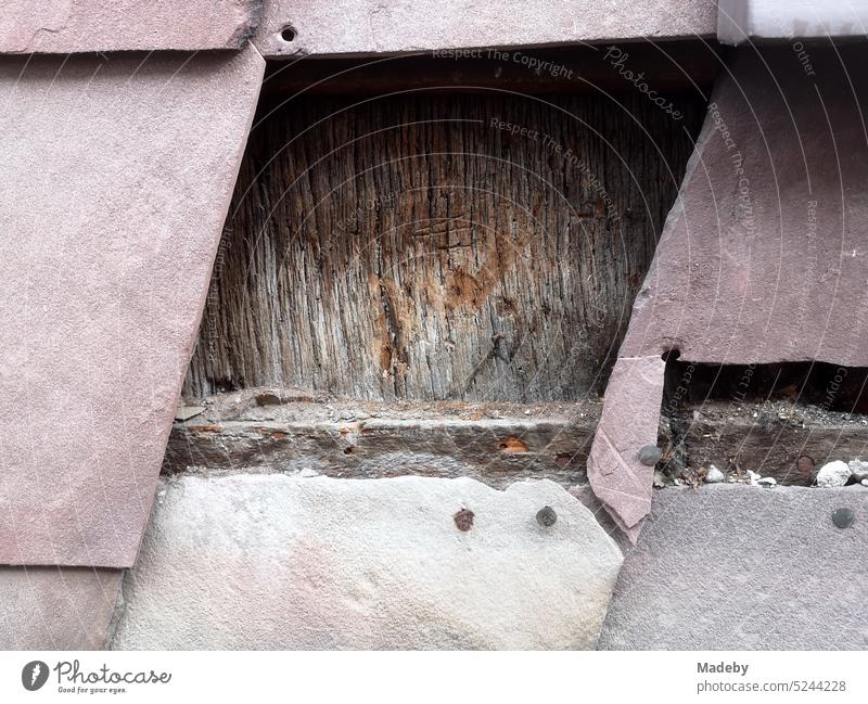 Schöne alte Schieferfassade mit herausgelöster Schindel aus Schiefer in Pastelltönen und Naturfarben in der Altstadt von Detmold am Teutoburger Wald in Ostwestfalen-Lippe