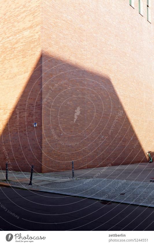 Archäologisches Zentrum ecke schatten licht wand mauer wohnen vorstadt verwaltung urban tägliches leben tourismus szenerie städtereise street photography