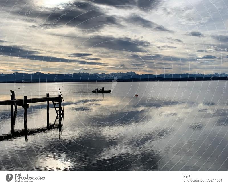 Vater und Sohn Ruderboot Schatten Vater & Sohn Ausflug Lifestyle Freude Glück harmonisch Erholung ruhig Meditation Winter Winterurlaub Sport Schwimmen & Baden