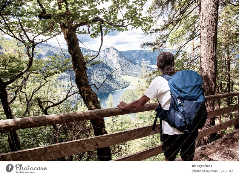 Wanderer in den Alpen. Backpacker Tourist. Wandern am Königssee - Route, Rundwanderweg Malerwinkl am Königssee - Berchtesgadener Alpen, Bayern, Deutschland