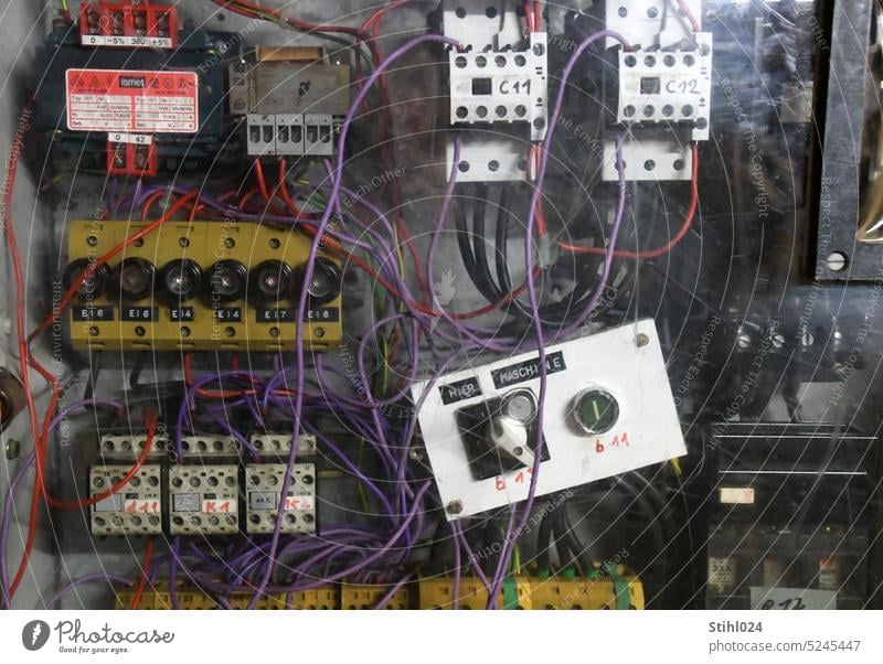 Elektrikers Albtraum Schaltkasten Elektrotechnik u. Elektronik Sicherung Schalter Relais elektrisch Elektrizität Leitung Energiewirtschaft Draht Anschluss Strom