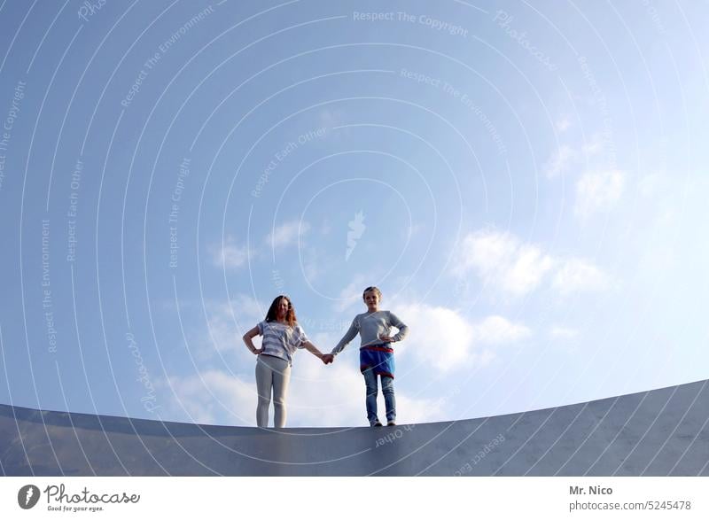 Freundinnen Himmel Zusammensein Zusammenhalt harmonisch berühren Hand in Hand stehen Vertrauen Glück Schönes Wetter Kindheit Freundschaft Höhe Am Rand