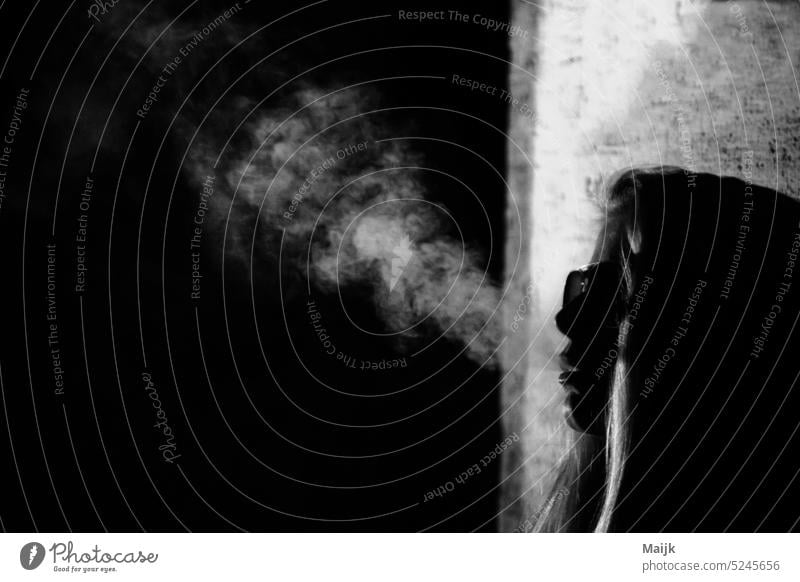 She Frau Nacht Schwarzweißfoto Mensch dunkel Außenaufnahme Erwachsene feminin 18-30 Jahre Profil Rauch Sonnenbrille Junge Frau Schwache Tiefenschärfe