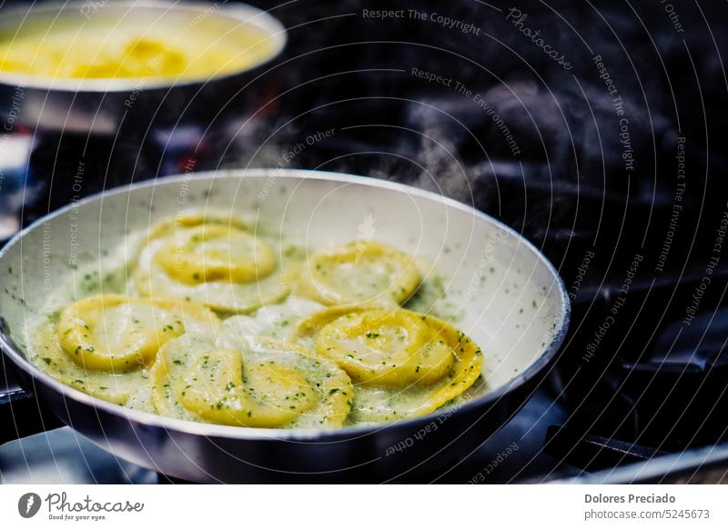 Auf diesem Foto sehen wir einen Teller mit hausgemachter italienischer Pasta mit einer köstlichen Sauce. Die Pasta ist perfekt gekocht und hat eine schöne goldene Farbe, mit einer leicht rauen Textur.