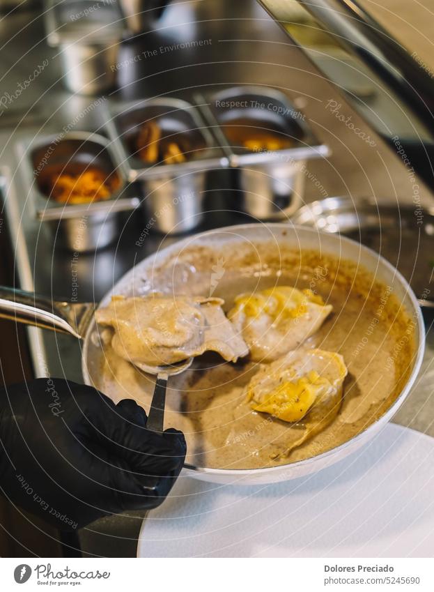 Auf diesem Foto sehen wir einen Teller mit hausgemachter italienischer Pasta mit einer köstlichen Sauce. Die Pasta ist perfekt gekocht und hat eine schöne goldene Farbe, mit einer leicht rauen Textur.