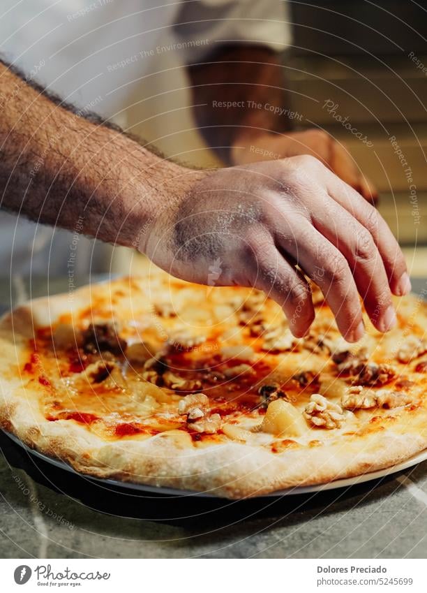 Hausgemachte Pizza nach italienischer Art. Frisch gekneteter Teig, von Hand zerdrückte Tomaten und eine perfekte Mischung aus Mozzarella und Parmesan machen diese Pizza zu einem wahren Kunstwerk