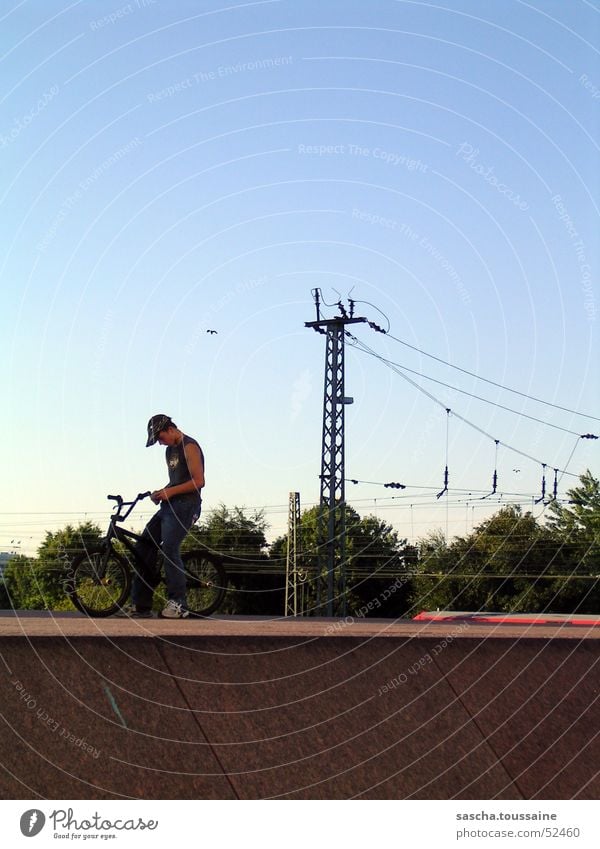 free-style-standing-xtrem Freestyle Fahrrad Radrennen Mann BMX Motorradfahrer Stil Straßenkunst Dirtjump Oberleitung U-Bahn S-Bahn Eisenbahn Baum Holzmehl Stein