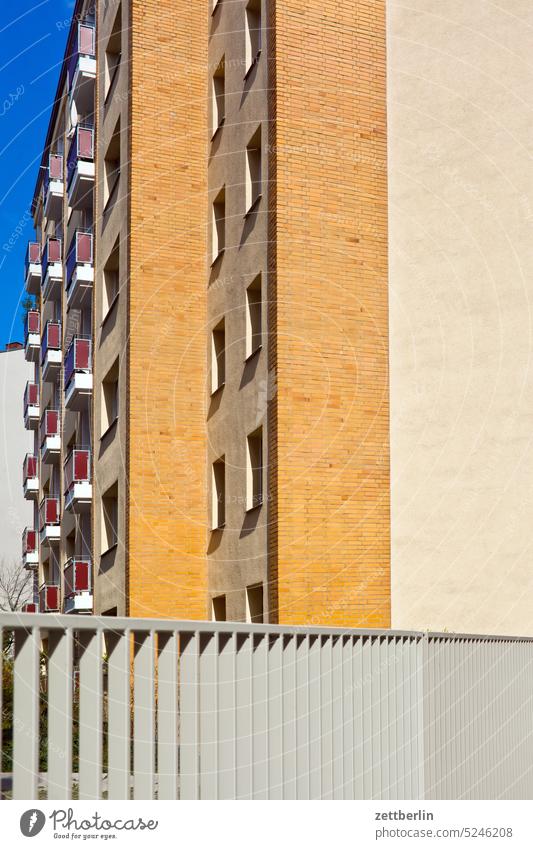 Neubau hinter Zaun architektur berlin city deutschland fassade fenster froschperspektive gebäude hauptstadt haus himmel hochhaus innenstadt kiez leben mitte