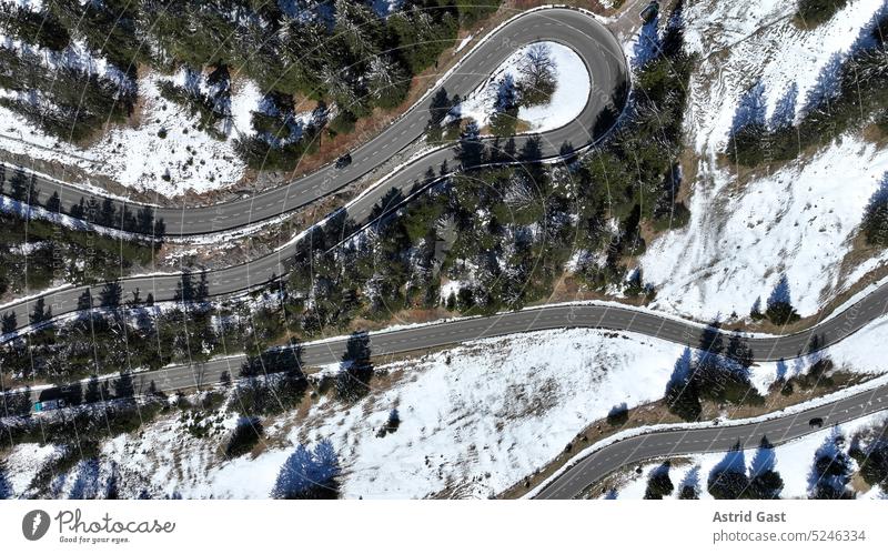 Luftaufnahme mit einer Drohne von einer engen Kurve mit Autos am Gaichtpass in Tirol Drohnenaufnahme drohnenansicht Pass Straße gebirge alpenländisch kehre