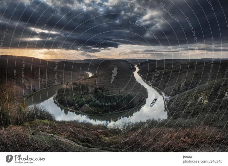 Farbaufnahme der Saar-Schleife von oben Saarschleife Natur Saarland Landschaft Fluss wandern Panorama (Aussicht) Schiff Farbfoto Außenaufnahme Menschenleer