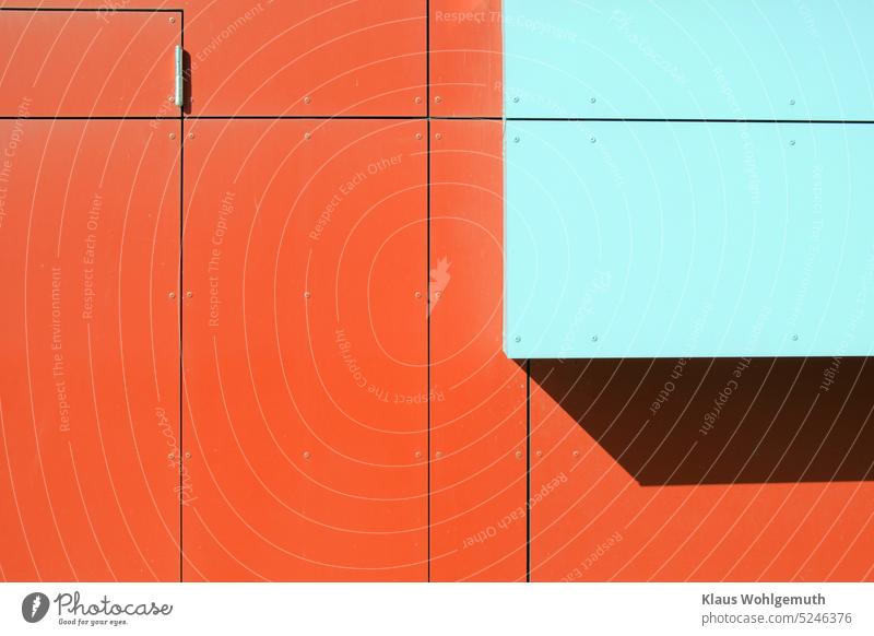 Rot und Hellblau verkleidete Gebäudewand  mit geometrischem Fugenbild. Haus Fassade Fassadenverkleidung Architektur Außenaufnahme Farbfoto Wand